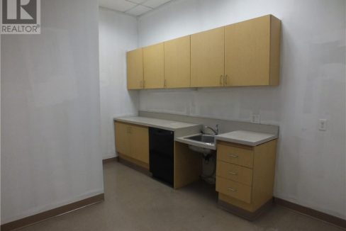 27933971-6.jpg