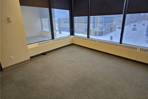 28064287-9.jpg