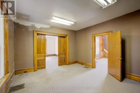 29610158-8.jpg