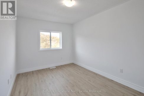 29683647-10.jpg