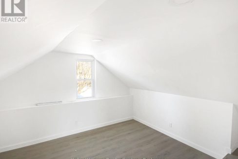 29697648-25.jpg