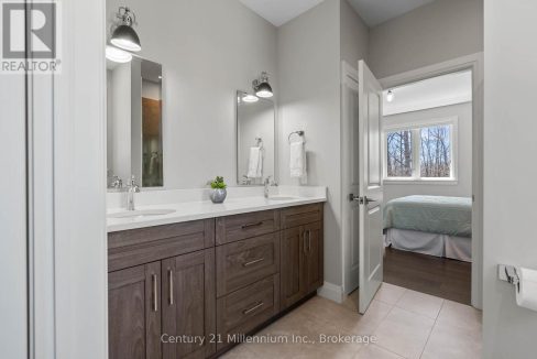29751527-c4bd6cf957-28.jpg
