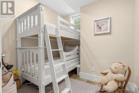29878072-db764df9a8-37.jpg