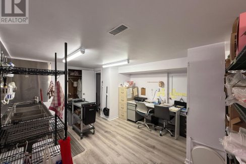 29901667-11.jpg